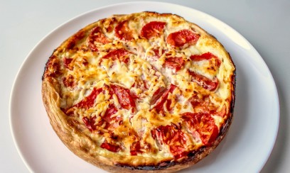 ФРАНЦУЗСКИЙ КИШ С ВЕТЧИНОЙ, СЫРОМ И ТОМАТАМИ