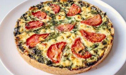 ФРАНЦУЗСКИЙ КИШ СО ШПИНАТОМ, СЫРОМ И ПОМИДОРАМИ